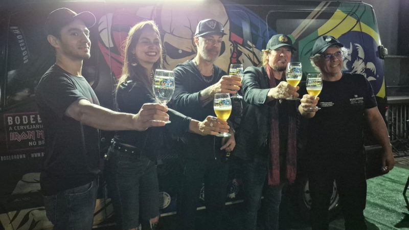 Guitarrista Adrian Smith aprova cerveja da Bodebrown : ”supreendente”