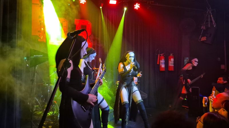 Interação e rock pesado marcam show da Dogma em Curitiba